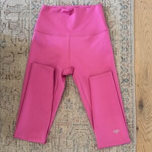 AloYoga
7/8 High-Waist Airlift Legging
Hot Pink
Size XS
SOLD OUT COLOR